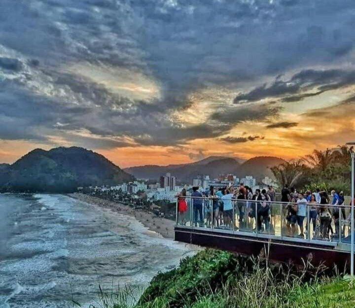 Apto em condomínio com piscina, a menos de 5 minutos da Praia das Astúrias! Guarujá Exterior foto